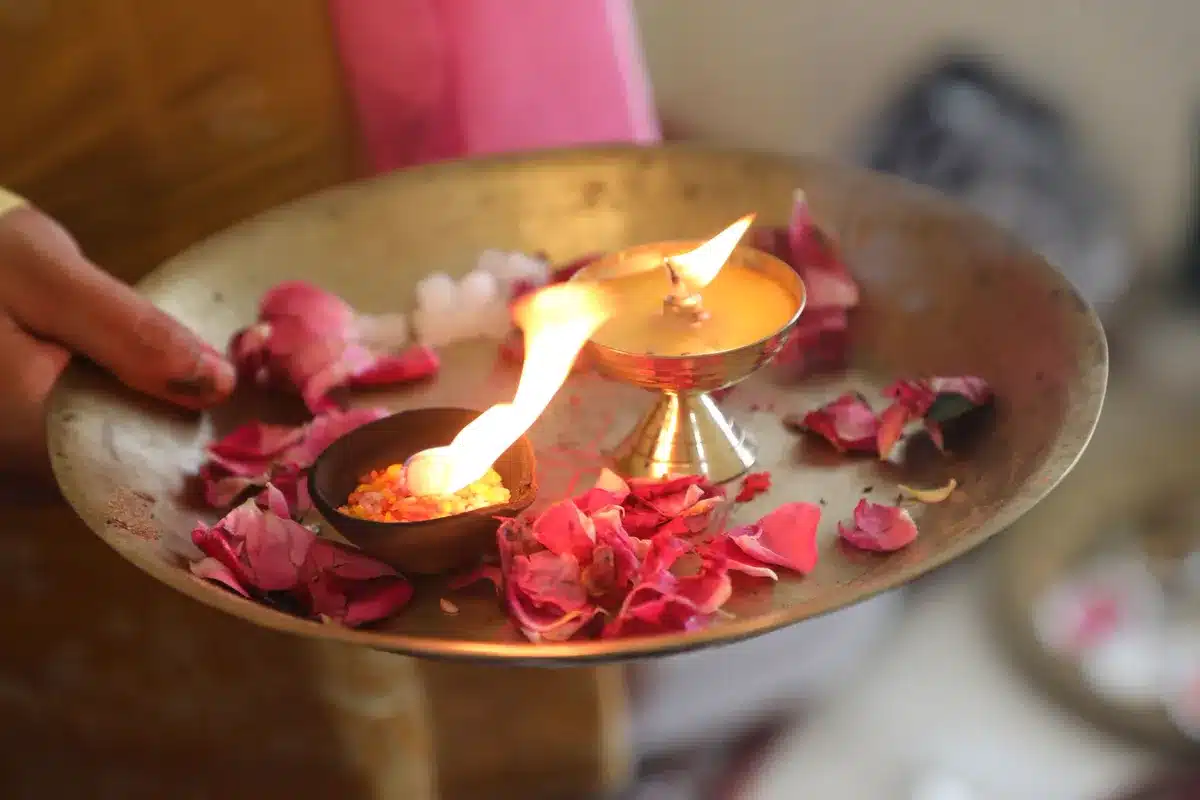 एकादशी व्रत कथा: 2026 और 2027 की सभी एकादशी, तारीख़ और कथा Ekadashi vrat katha: दीये और फूलों से सजी पूजा की थाली