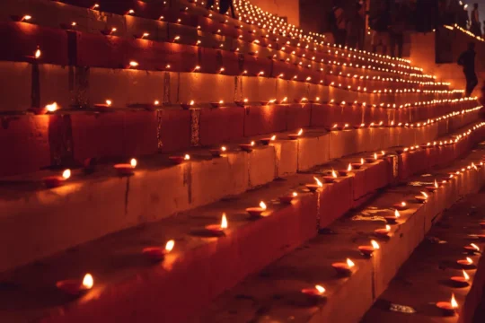 Kartik Purnima 2026: वाराणसी के घाट की सीढ़ियों पर जलते सैकड़ों दीये