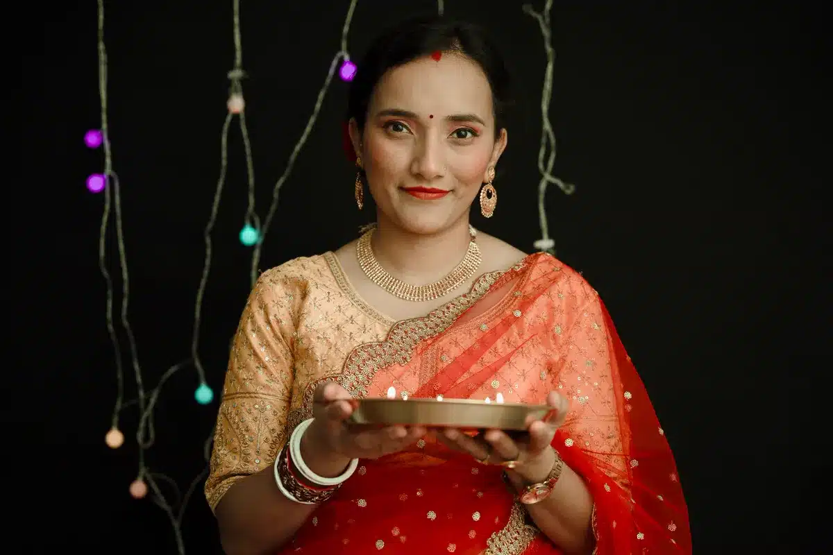 करवा चौथ व्रत कथा 2026: पूरी कथा, पूजा विधि और सामग्री सूची Karwa Chauth vrat katha: पूजा की थाली लिए सुहागिन महिला