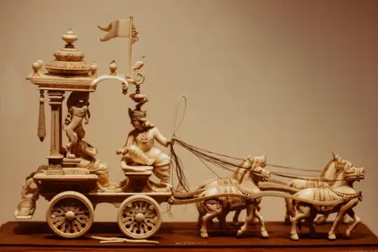 Gita ke 18 adhyay ka saar: रथ पर अर्जुन और सारथी श्रीकृष्ण की मूर्ति