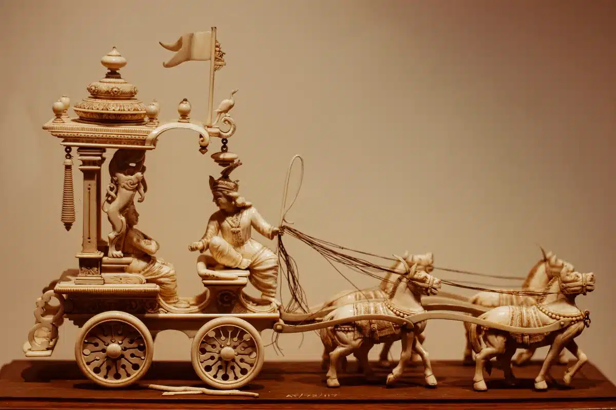 Gita ke 18 adhyay ka saar: रथ पर अर्जुन और सारथी श्रीकृष्ण की मूर्ति