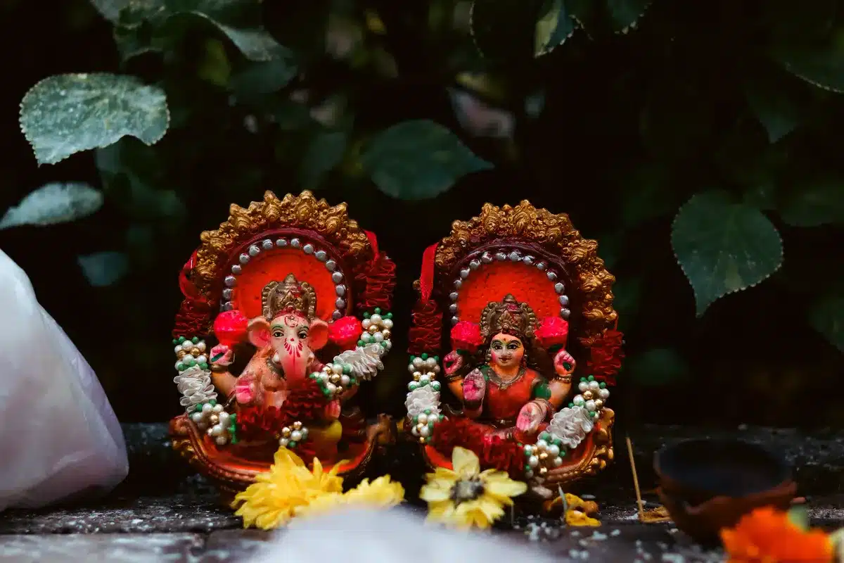 दिवाली लक्ष्मी पूजा विधि 2026: घर पर पूजा कैसे करें, कथा और सामग्री सूची Diwali Lakshmi puja vidhi: फूलों से सजी लक्ष्मी जी और गणेश जी की मूर्तियाँ