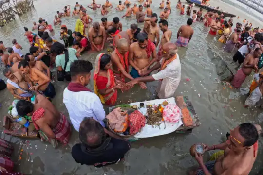 Pitru Paksha tarpan vidhi: महालया पर नदी में खड़े होकर पितरों का तर्पण करते लोग