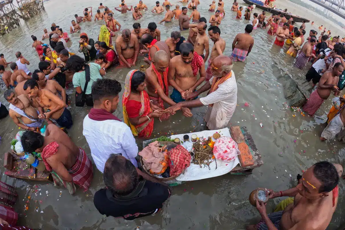 Pitru Paksha tarpan vidhi: महालया पर नदी में खड़े होकर पितरों का तर्पण करते लोग