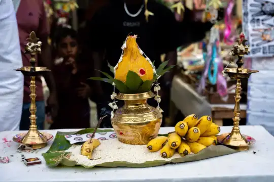 Satyanarayan katha: नारियल, आम के पत्तों वाला कलश और केले