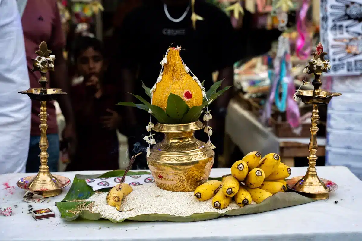 सत्यनारायण व्रत कथा: पाँचों अध्याय, पूजा विधि और प्रसाद Satyanarayan katha: नारियल, आम के पत्तों वाला कलश और केले