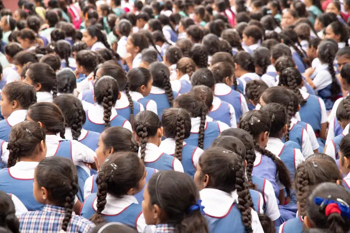 Sanskrit shlok for students: स्कूल की प्रार्थना सभा में बैठे विद्यार्थी