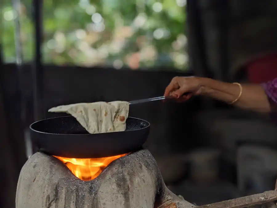 ईदगाह कहानी का सारांश: हामिद का चिमटा, पात्रों का चरित्र चित्रण, उद्देश्य और प्रश्न उत्तर (Idgah Kahani Ka Saransh) Idgah kahani ka saransh: मिट्टी के चूल्हे पर तवे से चिमटे से रोटी उठाते हुए