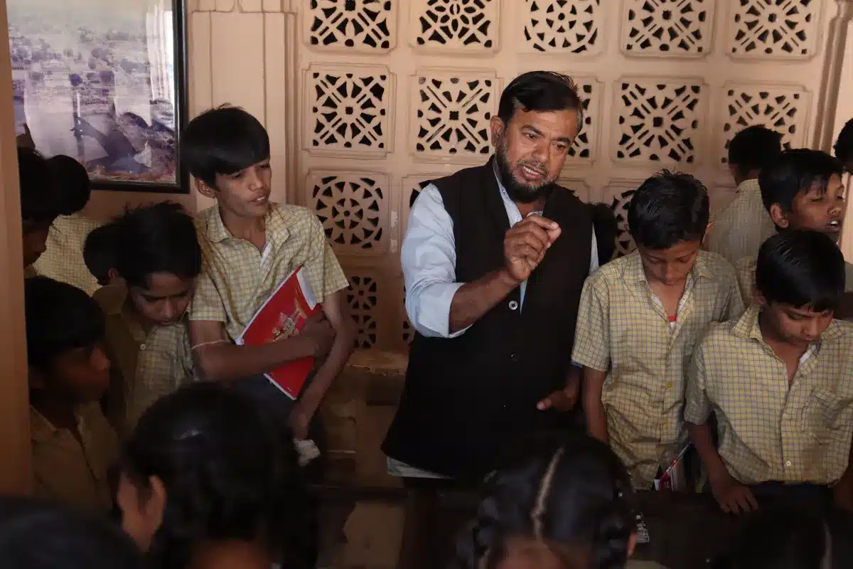 Geeta Shlok for Students: छात्रों के लिए गीता के 15 श्लोक अर्थ सहित कक्षा में शिक्षक की बात ध्यान से सुनते और सवाल पूछते छात्र