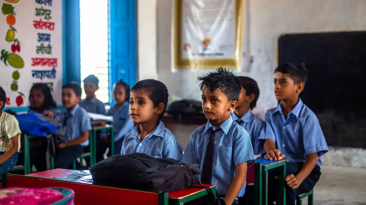Sanskrit Shlok for Students: अर्थ सहित 45 संस्कृत श्लोक, स्कूल की प्रार्थना सभा के लिए कक्षा में बैठकर पढ़ते छोटे विद्यार्थी