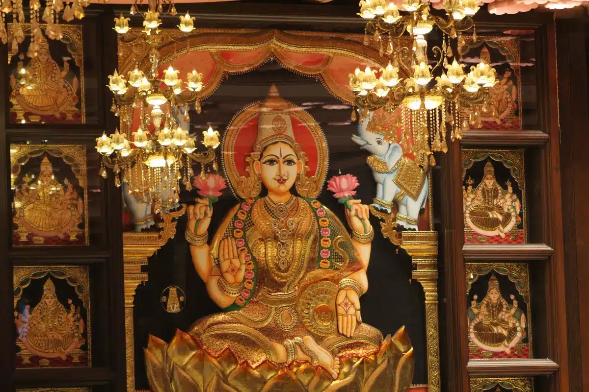 दिवाली लक्ष्मी पूजा विधि 2026: घर पर पूजा कैसे करें, कथा और सामग्री सूची कमल पर विराजमान माँ लक्ष्मी
