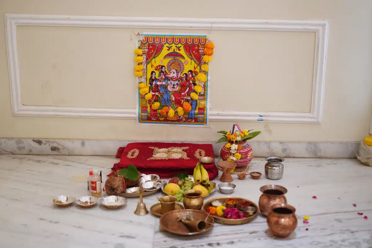 सत्यनारायण व्रत कथा: पाँचों अध्याय, पूजा विधि और प्रसाद सत्यनारायण पूजा की तैयारी: चौकी, कलश, फल और पूजा का सामान
