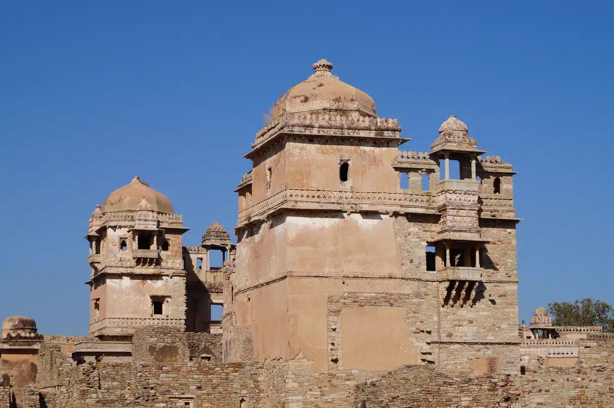 मीराबाई के पद अर्थ सहित: कक्षा 10 के 2 पद (भावार्थ, प्रश्न उत्तर) और 10 प्रसिद्ध भजन पुराने राजपूत महल के खंडहर, नीले आसमान के नीचे
