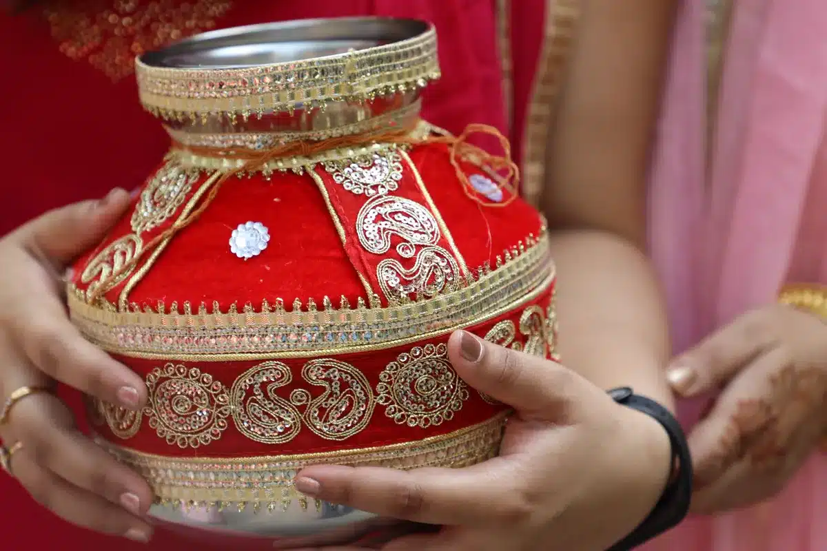 करवा चौथ व्रत कथा 2026: पूरी कथा, पूजा विधि और सामग्री सूची सुनहरी कढ़ाई से सजाया हुआ करवा