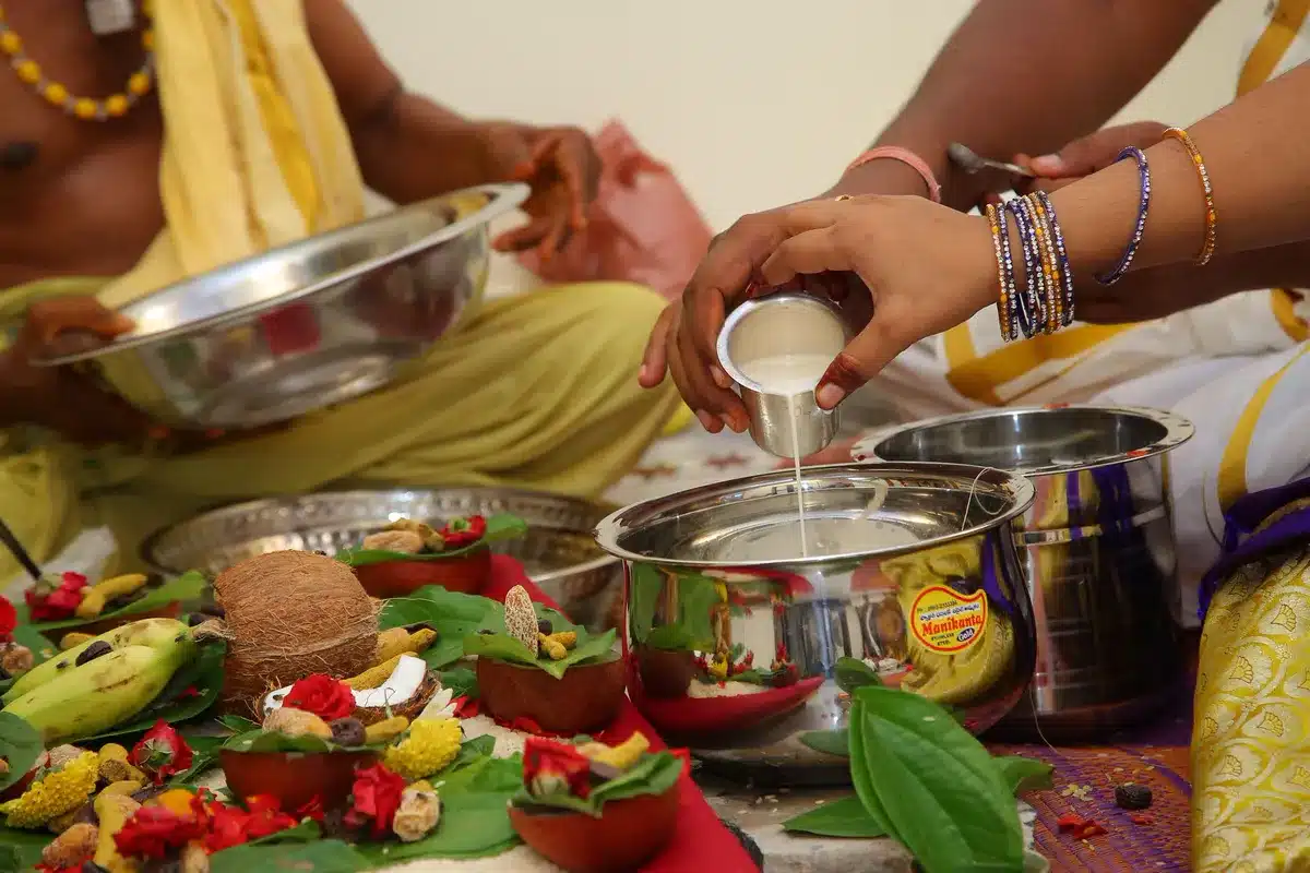 सोमवार व्रत कथा: शिव जी के व्रत की पूरी कथा, पूजा विधि और नियम कच्चा दूध अर्पित करते हाथ