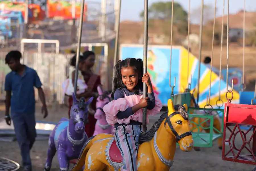 ईदगाह कहानी का सारांश: हामिद का चिमटा, पात्रों का चरित्र चित्रण, उद्देश्य और प्रश्न उत्तर (Idgah Kahani Ka Saransh) ईदगाह कहानी: गाँव के मेले में लकड़ी के घोड़ों वाले झूले पर बच्चे