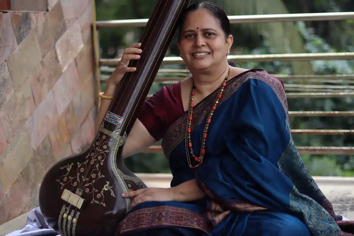 मीराबाई के पद अर्थ सहित: कक्षा 10 के 2 पद (भावार्थ, प्रश्न उत्तर) और 10 प्रसिद्ध भजन तानपुरे के साथ मुस्कुराती भजन गायिका