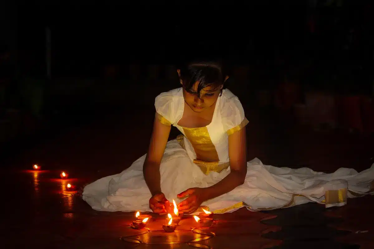 देवउठनी एकादशी 2026: व्रत कथा, पूजा विधि, पारण का समय और तुलसी विवाह रात में ज़मीन पर दीये जलाती हुई लड़की