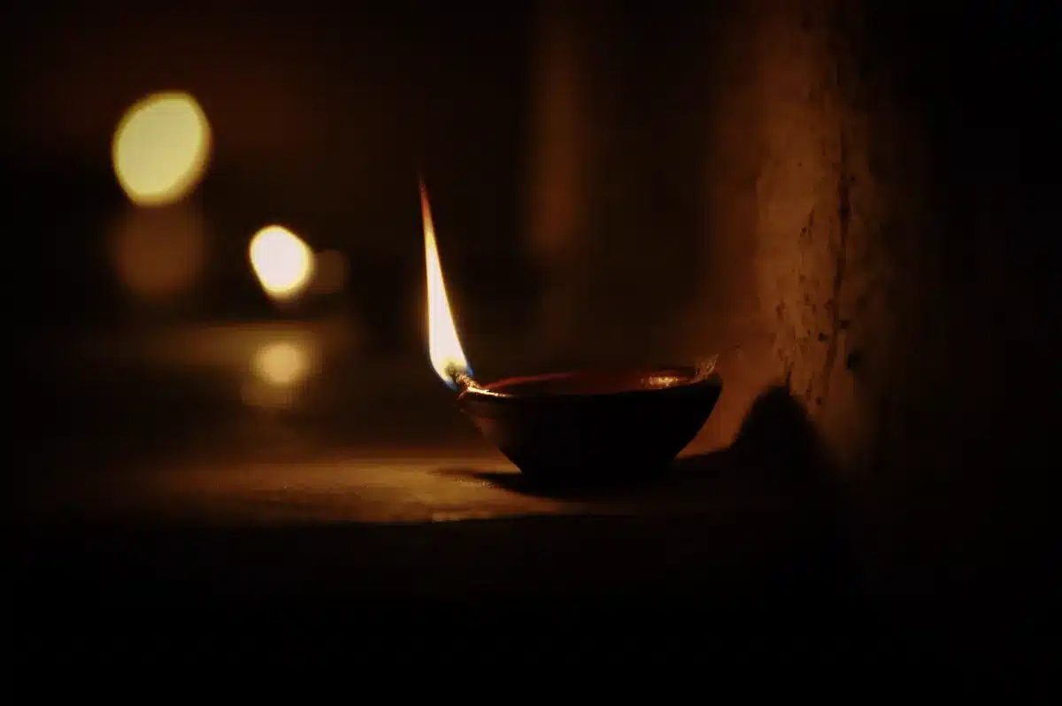 पितृ पक्ष और तर्पण विधि: रोज़ तर्पण कैसे करें, पूरी शास्त्रीय विधि, मंत्र, श्राद्ध के नियम और 2027 की तिथियाँ अँधेरे में जलता मिट्टी का दीया