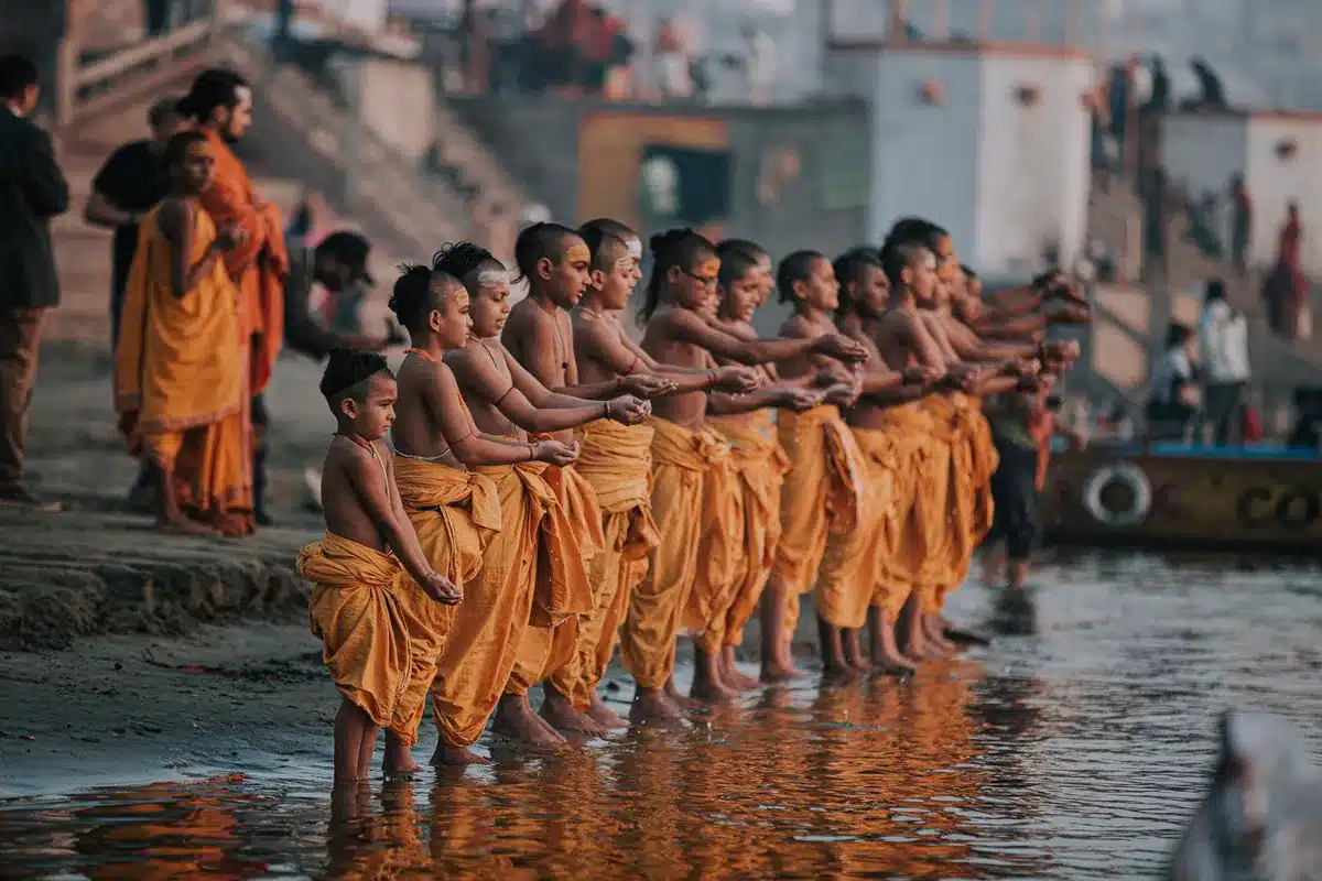 Sanskrit Shlok for Students: अर्थ सहित 45 संस्कृत श्लोक, स्कूल की प्रार्थना सभा के लिए नदी किनारे वेद पाठशाला के विद्यार्थी