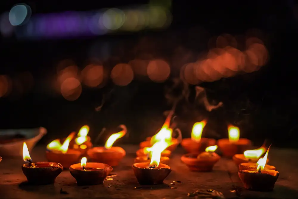 तुलसीदास के दोहे अर्थ सहित: दोहावली के 30 दोहे और रामचरितमानस के 13 प्रसिद्ध दोहे व चौपाइयाँ (Tulsidas Ke Dohe) राम नाम मनि दीप धरु: रात में जलते मिट्टी के दीये
