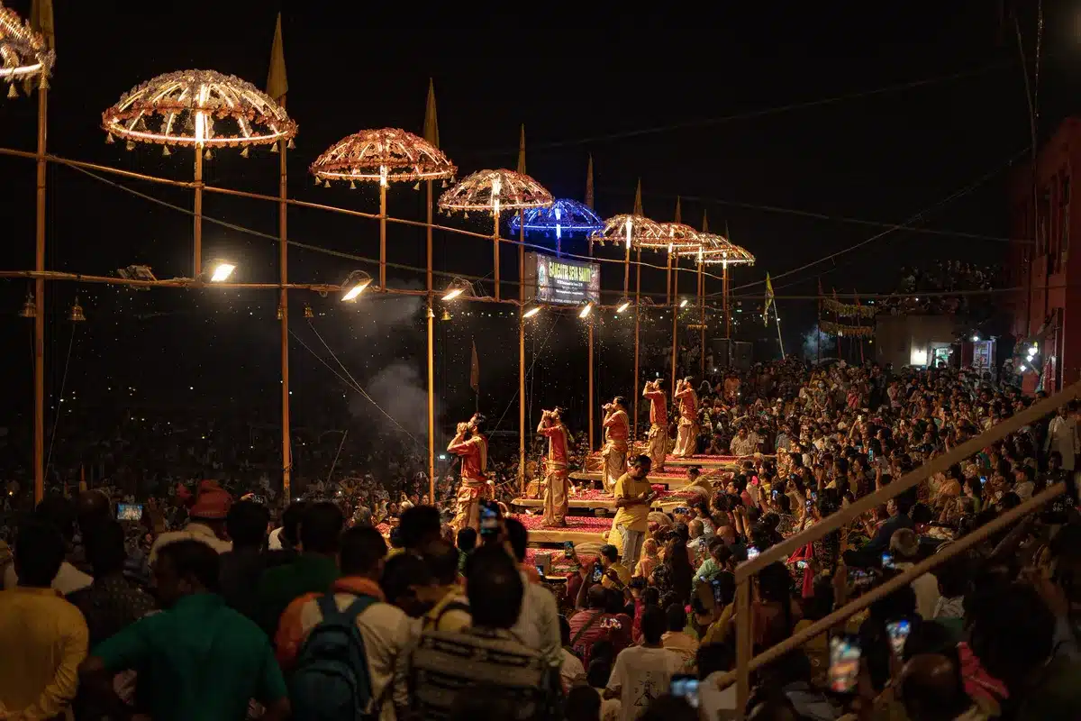 सोमवार व्रत कथा: शिव जी के व्रत की पूरी कथा, पूजा विधि और नियम काशी के घाट पर गंगा आरती
