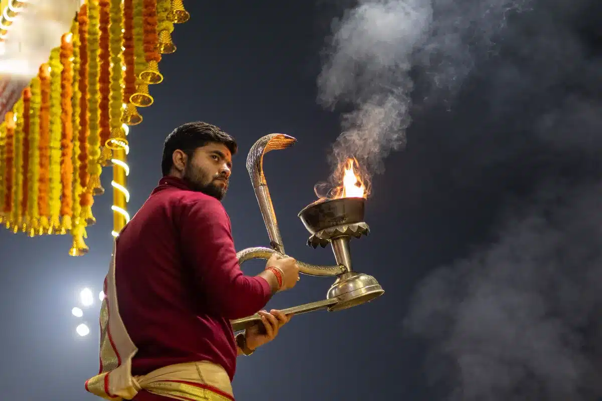 एकादशी व्रत कथा: 2026 और 2027 की सभी एकादशी, तारीख़ और कथा मंदिर में आरती करते पुजारी