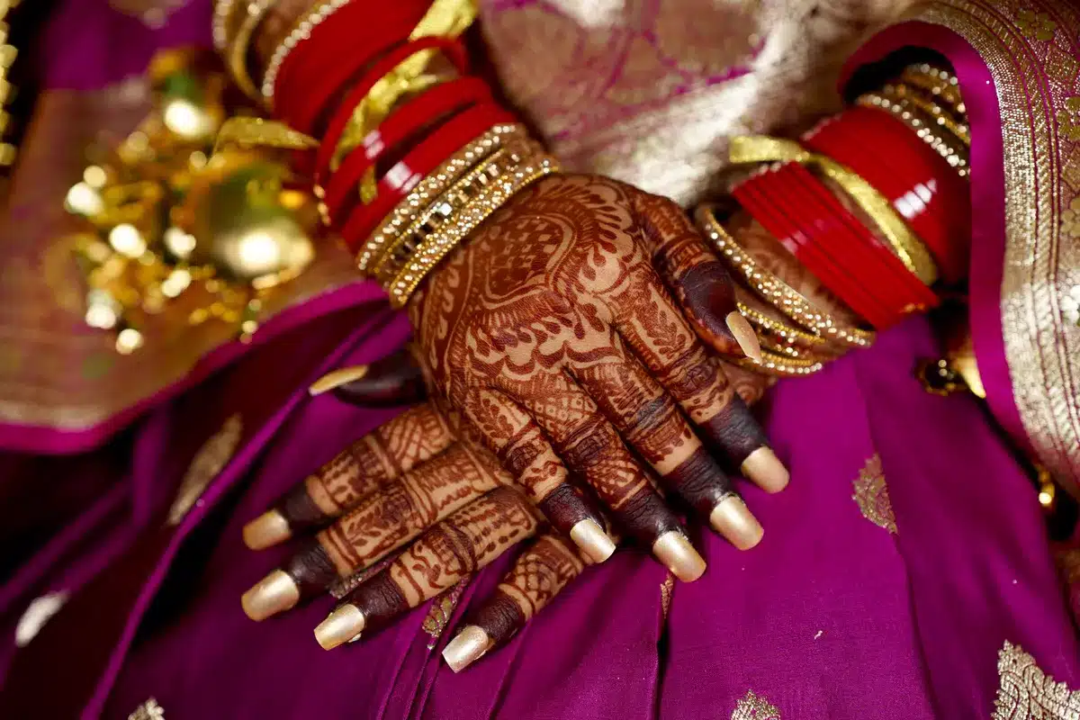 करवा चौथ व्रत कथा 2026: पूरी कथा, पूजा विधि और सामग्री सूची मेहंदी लगे हाथ और लाल चूड़ियाँ