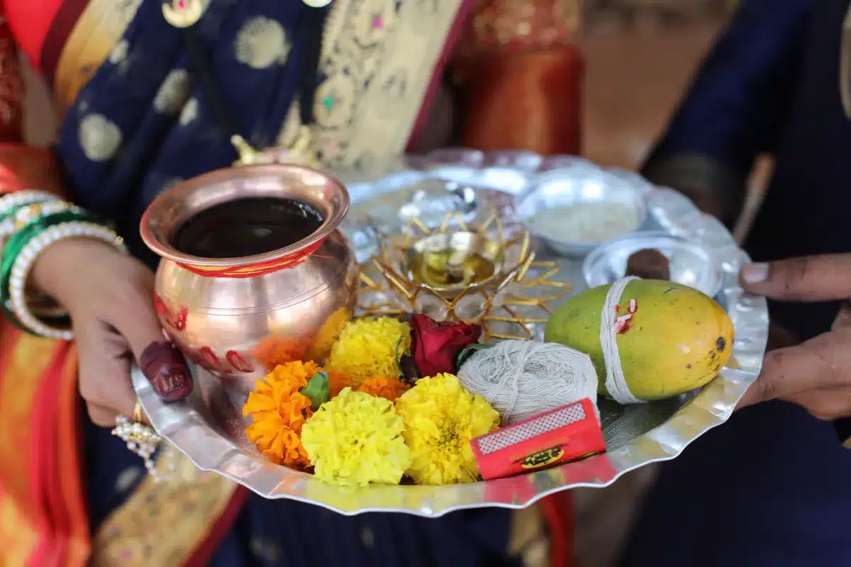 बृहस्पतिवार व्रत कथा (Brihaspativar Vrat Katha): पूरी कथा, पूजा विधि, नियम और उद्यापन गुरुवार व्रत पूजा सामग्री: फूल, कलश और फल से सजी पूजा की थाली