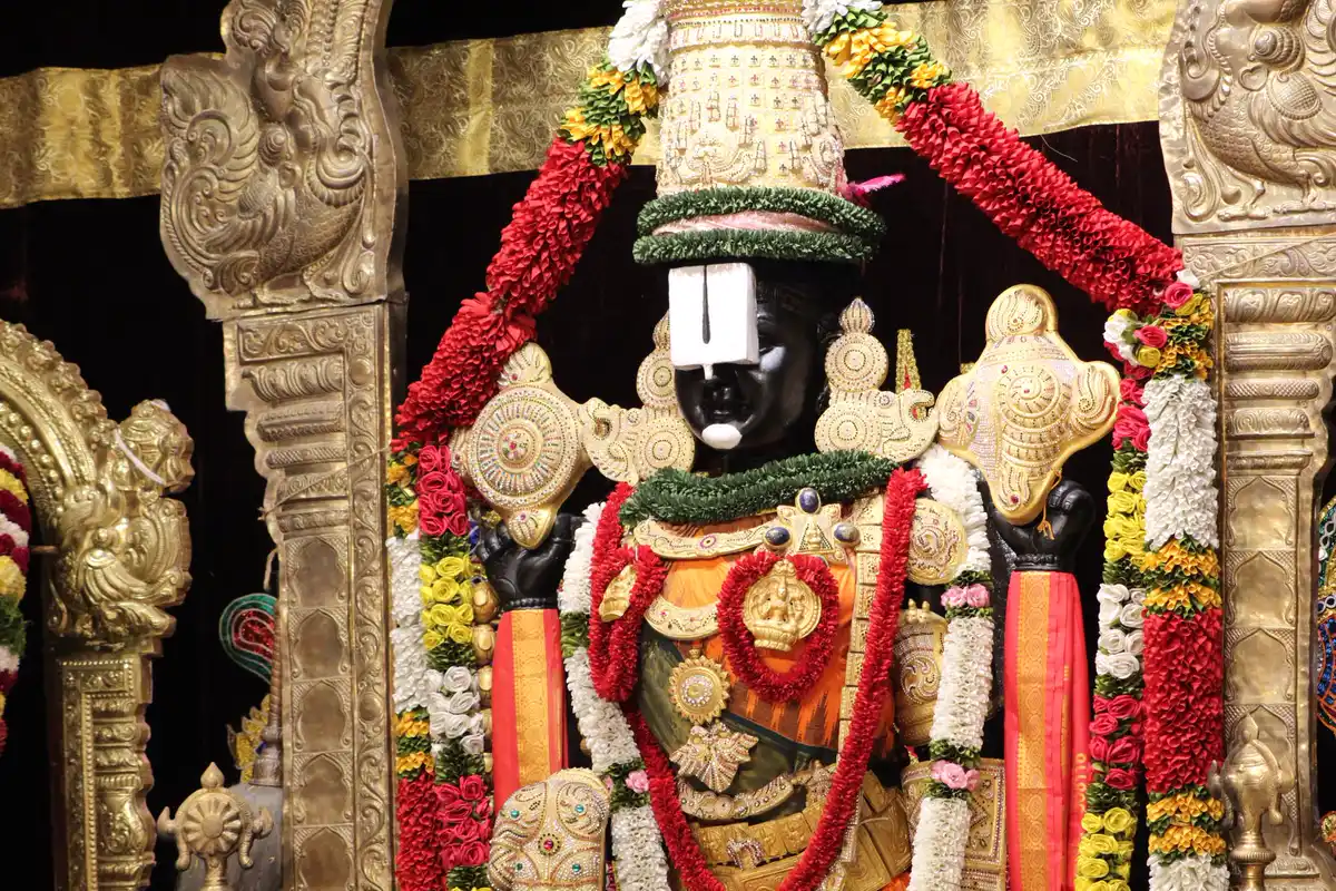 बृहस्पतिवार व्रत कथा (Brihaspativar Vrat Katha): पूरी कथा, पूजा विधि, नियम और उद्यापन विष्णु मंत्र: फूलों से सजी भगवान विष्णु (श्री वेंकटेश्वर) की प्रतिमा