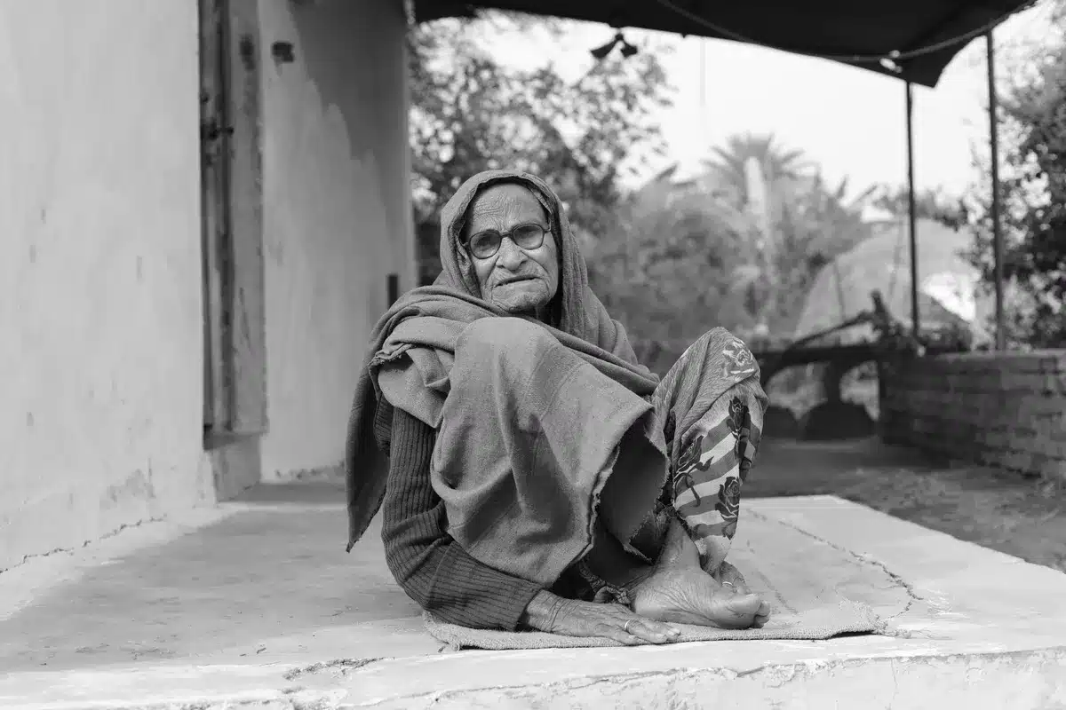 Short Summary Of Maa By Premchand In Hindi दरवाज़े के पास अकेली बैठी एक बूढ़ी महिला